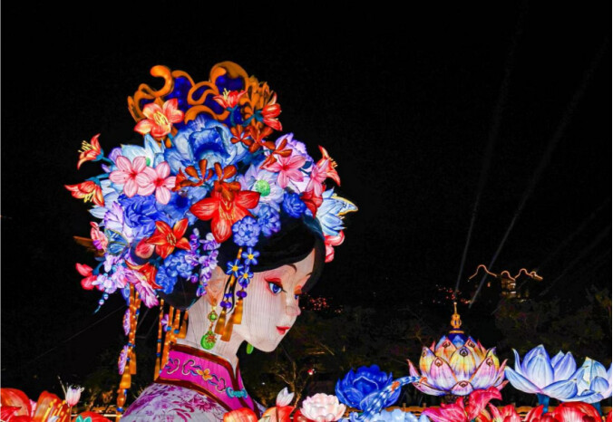 2025年粵港澳大灣區(qū)燈會上的《簪花女神》燈景。