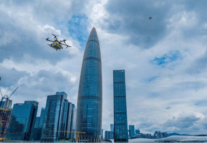 無人機(jī)在深圳的樓宇間穿梭，配送外賣。