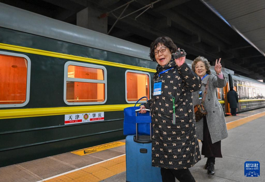 3月15日，銀發(fā)族游客在天津站準(zhǔn)備搭乘銀發(fā)旅游列車出發(fā)。新華社記者 孫凡越 攝