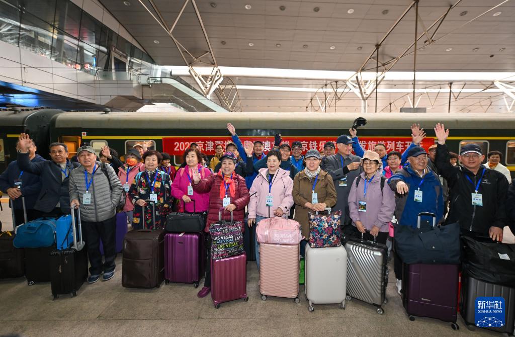 3月15日，銀發(fā)族游客在天津站準(zhǔn)備搭乘銀發(fā)旅游列車出發(fā)。新華社記者 孫凡越 攝