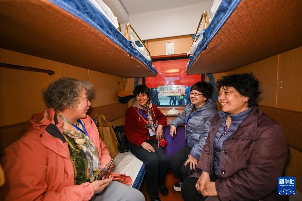 3月15日，銀發(fā)族游客在“京鐵樂游”號銀發(fā)旅游列車上交談。新華社記者 孫凡越 攝