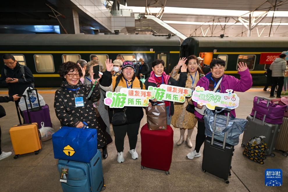  3月15日，銀發(fā)族游客在天津站準(zhǔn)備搭乘銀發(fā)旅游列車出發(fā)。新華社記者 孫凡越 攝