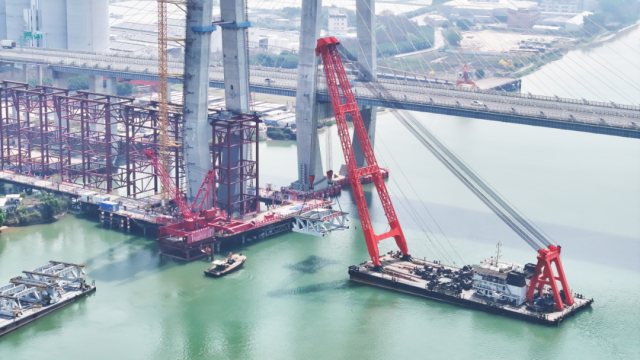 △跨磨刀門水道主橋首榀鋼桁梁成功架設，深江高鐵建設迎來新進展。