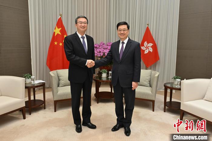 3月18日，香港特區(qū)行政長(zhǎng)官李家超(右)與東莞市委書(shū)記韋皓(左)會(huì)面。香港特區(qū)政府新聞處供圖