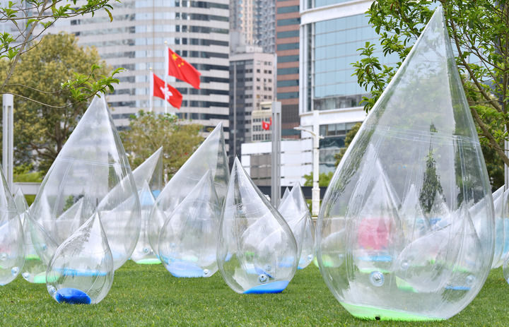 2025年4月1日，“舞動水滴展”在香港添馬公園及中西區(qū)海濱長廊（中環(huán)段）舉行。該大型藝術(shù)裝置展覽是藝術(shù)家馬興文特別為慶祝東江水供港60周年而創(chuàng)作，通過大小不同的水滴裝置表達(dá)東江水為香港注入生命力和社會共融的文化氛圍。新華社記者 陳鐸 攝