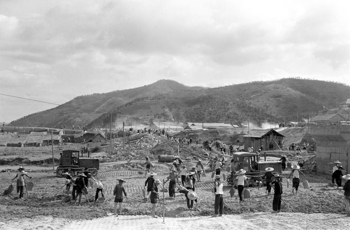 這是東深供水工程工地上的繁忙景象（資料照片）。該工程于1964年2月20日開工，1965年3月1日舉行通水典禮。新華社記者 黎楓 攝