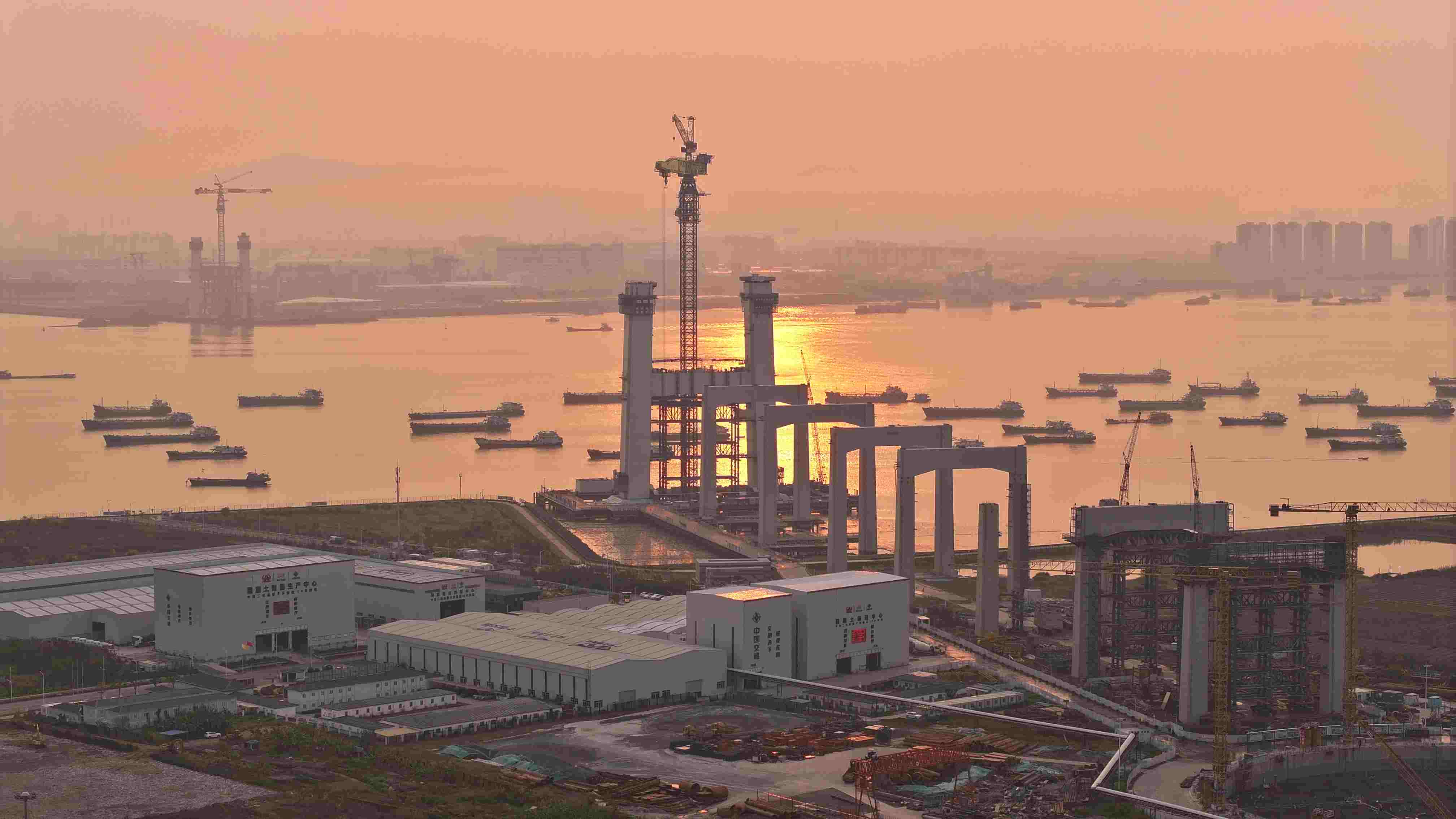 4月2日凌晨5時，獅子洋大橋索塔建設(shè)高度突破100米。攝影：張政