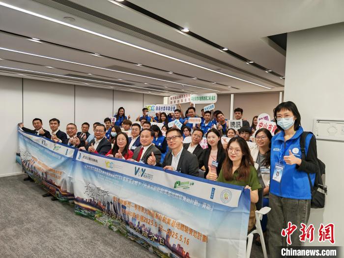 香港特區(qū)政府民政及青年事務(wù)局創(chuàng)新創(chuàng)業(yè)基地驗資助計劃下的“香港青年成就夢想—粵港澳大灣區(qū)創(chuàng)新創(chuàng)業(yè)基地體驗資助計劃”15日于香港舉行啟動禮。   4月15日，“香港青年成就夢想—粵港澳大灣區(qū)創(chuàng)新創(chuàng)業(yè)基地體驗資助計劃”在香港舉行啟動禮。(主辦方供圖) 　　主辦方介紹，2019年5月，香港特區(qū)政府民政及青年事務(wù)局青年發(fā)展委員會推出“大灣區(qū)創(chuàng)客創(chuàng)業(yè)體驗營”資助計劃，并于2023年正式啟動，當(dāng)時有30人參與。此次計劃吸引眾多香港青年參與，兩個團(tuán)共80位青年入選。  　　啟動禮上，“兩岸三地青少年交流促進(jìn)會”永遠(yuǎn)榮譽(yù)主席譚耀宗與中央人民政府駐香港特別行政區(qū)聯(lián)絡(luò)辦公室(中央政府駐港聯(lián)絡(luò)辦)新界工作部處長李成德共同為第一團(tuán)(廣州、佛山、中山和珠海)授旗；港區(qū)全國人大代表、“兩岸三地青少年交流促進(jìn)會”永遠(yuǎn)名譽(yù)主席林至穎與深圳市福田區(qū)青年聯(lián)合會名譽(yù)主席黃睿共同為第二團(tuán)(深圳和珠海)授旗。  　　譚耀宗致辭表示，粵港澳大灣區(qū)是國家發(fā)展戰(zhàn)略的關(guān)鍵組成部分，為香港青年搭建了廣闊的發(fā)展平臺。香港青年應(yīng)積極融入國家發(fā)展大局，充分利用粵港澳大灣區(qū)在科技智能、人工智能等領(lǐng)域的獨特優(yōu)勢，希望青年通過此次活動，為自身未來發(fā)展積累經(jīng)驗。  　　“兩岸三地青少年交流促進(jìn)會”常務(wù)副會長兼體驗團(tuán)團(tuán)長王榮平介紹，此次體驗團(tuán)將分兩團(tuán)出發(fā)，第一團(tuán)在4月22日至26日進(jìn)行，第二團(tuán)時間為5月12日至16日。成員會走訪廣州、深圳等城市的創(chuàng)客基地與高新技術(shù)企業(yè)，了解粵港澳大灣區(qū)發(fā)展規(guī)劃和基地運營情況。未來，該計劃持續(xù)擴(kuò)大規(guī)模，推動更多香港青年投身粵港澳大灣區(qū)建設(shè)。還會聯(lián)合企業(yè)家、專家提供一對一創(chuàng)業(yè)指導(dǎo)，協(xié)助對接內(nèi)地產(chǎn)業(yè)鏈、投融資機(jī)構(gòu)與政策，降低創(chuàng)業(yè)門檻。  　　中冶集團(tuán)香港公司人力資源部經(jīng)理王立表示，期待參與活動的香港青年們深入粵港澳大灣區(qū)內(nèi)地城市創(chuàng)新創(chuàng)業(yè)，并收獲佳績。  　　香港浸會大學(xué)創(chuàng)新、轉(zhuǎn)化及政策研究院經(jīng)理童祁表示，高等院校已成為推動產(chǎn)業(yè)創(chuàng)新的重要主體，香港為創(chuàng)新創(chuàng)業(yè)者營造大量發(fā)展機(jī)遇，通過制度創(chuàng)新、資源整合及國際化平臺建設(shè)，全方位賦能新興產(chǎn)業(yè)生態(tài)的培育與發(fā)展。  　　青年代表蘇智宏表示，自己曾參加過往體驗團(tuán)活動，收獲頗豐?；浉郯拇鬄硡^(qū)市場潛力巨大，需要親身探索。這次計劃為大家提供了“第一桶金”和寶貴的人脈網(wǎng)絡(luò)，讓香港青年能更自信地邁出創(chuàng)新創(chuàng)業(yè)第一步