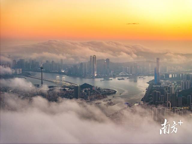 日落時分，俯瞰云海下的澳門與橫琴金融島。南方+拍客 陳爍明 攝
