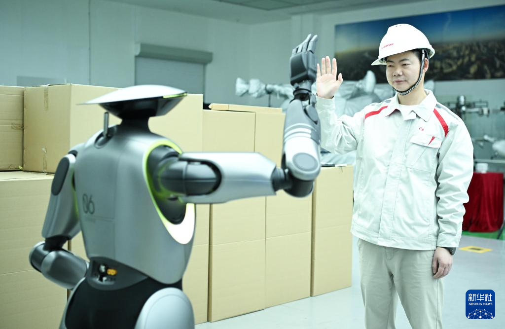 在位于廣州的廣汽研究院，技術(shù)人員演示人形機(jī)器人GoMate互動功能（3月18日攝）。