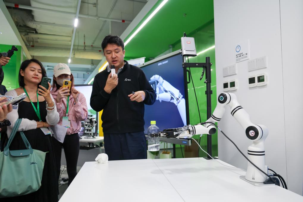  4月23日，他山科技CEO馬揚展示公司產(chǎn)品在機器人領(lǐng)域的應(yīng)用。新華社記者 梁旭 攝