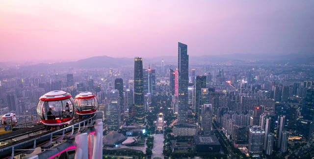 憑借區(qū)位優(yōu)勢(shì)和口岸城市地位，廣州、深圳等灣區(qū)城市通過144小時(shí)過境免簽政策吸引大量入境游客。超“A”文旅圈，是國(guó)際游客進(jìn)入中國(guó)的“第一站”，也是人們認(rèn)識(shí)灣區(qū)、理解嶺南、讀懂中國(guó)的重要媒介。