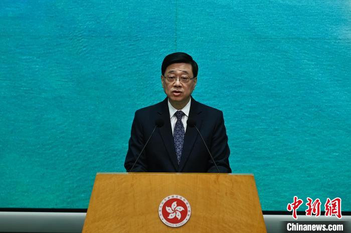 5月6日，香港特區(qū)行政長官李家超出席行政會議前會見媒體時宣布，他將于5月10日率團前往卡塔爾和科威特訪問?！≈行律缬浾?李志華 攝