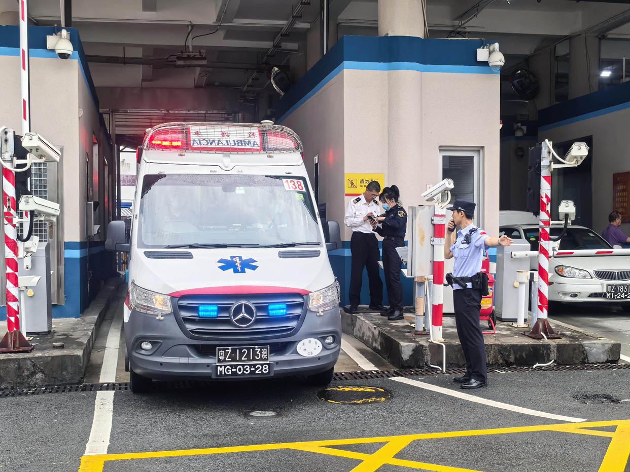 珠澳首臺跨境轉(zhuǎn)運救護車經(jīng)拱北口岸順利通關