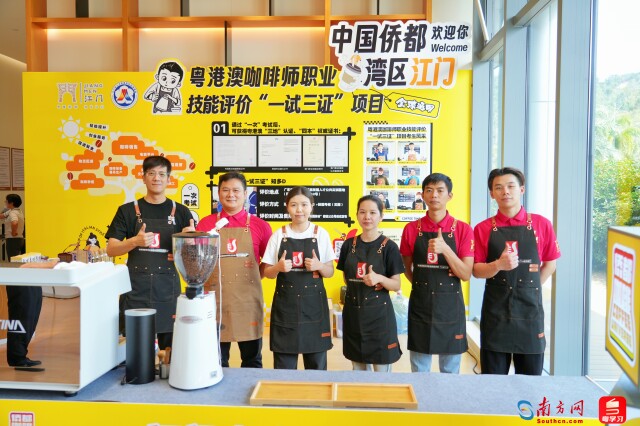 現(xiàn)場展示了養(yǎng)老護(hù)理員、咖啡師、餐廳服務(wù)員、客房服務(wù)員4個項(xiàng)目“一試三證”實(shí)操科目。林思霖/攝