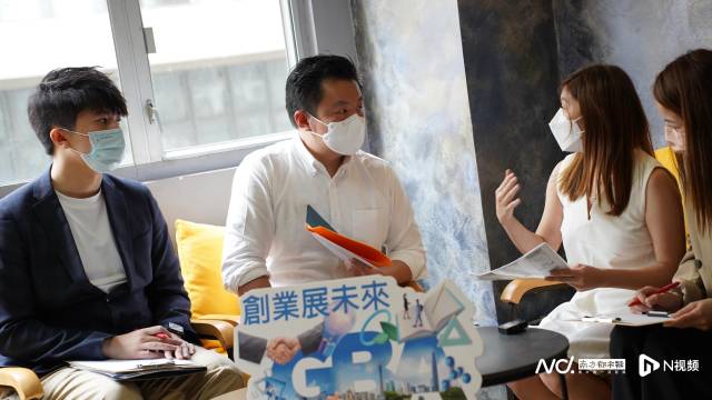 梁毓偉在2022年創(chuàng)業(yè)展未來活動現(xiàn)場與青年人交流互動。  