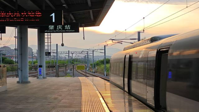 廣東特快列車(chē)?？空?/></p><p indenttext=