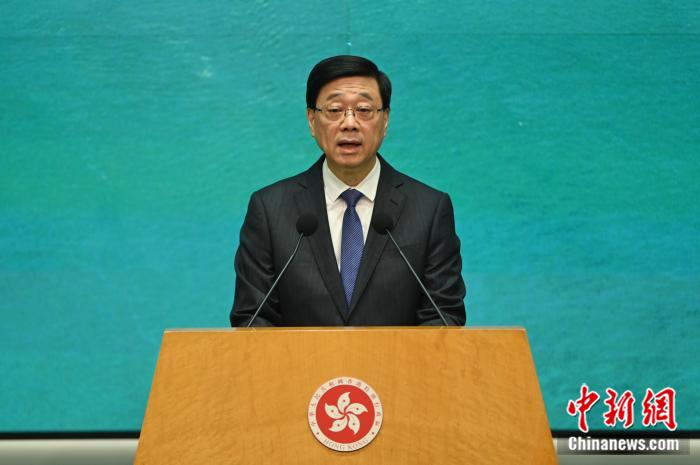 5月27日，香港特區(qū)行政長(zhǎng)官李家超出席行政會(huì)議前會(huì)見媒體時(shí)表示，國(guó)際調(diào)解院落戶為香港將帶來(lái)多方面重大利益，不僅可提升香港國(guó)際地位，還能帶來(lái)經(jīng)濟(jì)效益，并完善香港法治體系。中新社記者李志華攝