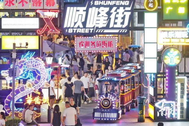 文旅產(chǎn)業(yè)發(fā)展，為佛山消費(fèi)經(jīng)濟(jì)帶來(lái)了活力。圖為順德網(wǎng)紅街區(qū)的熱鬧景象。戴嘉信 攝
