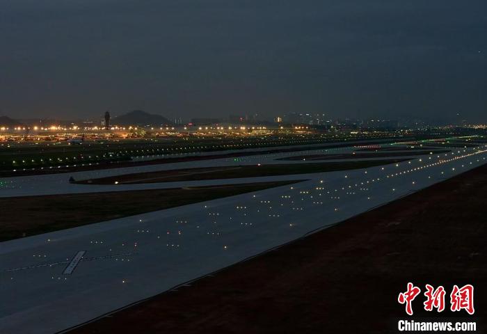 深圳機(jī)場三跑道助航燈光亮燈。深圳機(jī)場供圖