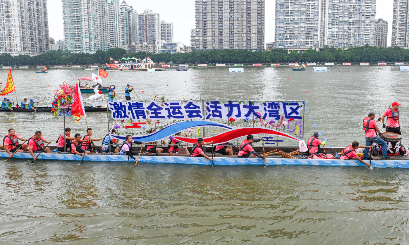 2025年廣州國(guó)際龍舟邀請(qǐng)賽現(xiàn)場(chǎng)。新華社發(fā)
