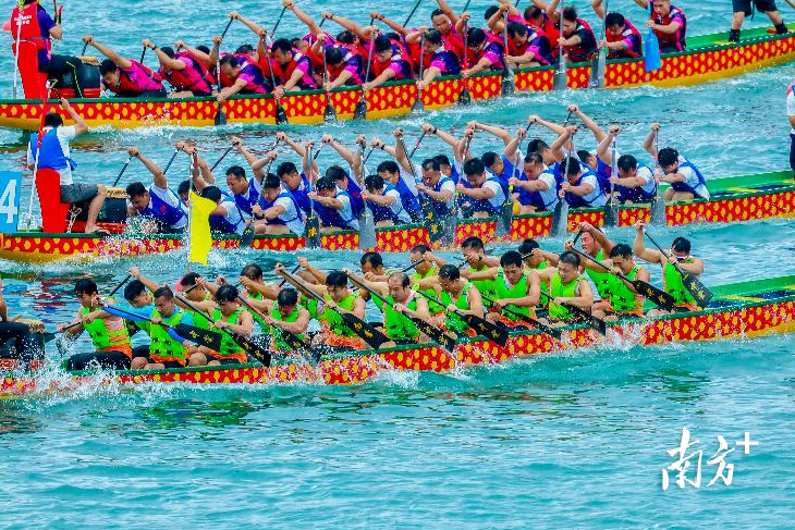 2025粵港澳大灣區(qū)（深圳南澳）海上龍舟賽現(xiàn)場。南方+記者 朱洪波 鄭伊靈 攝