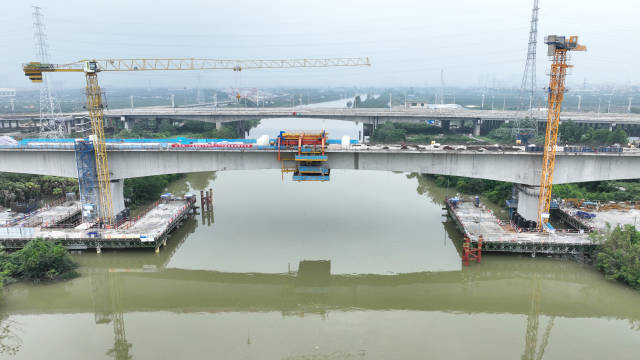 深江鐵路江門段跨江門水道連續(xù)梁施工現(xiàn)場。