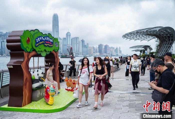 2025年6月2日，中國(guó)內(nèi)地端午節(jié)假期期間，游客在香港尖沙咀星光大道一帶觀光游覽。(資料圖) 中新社記者 侯宇 攝