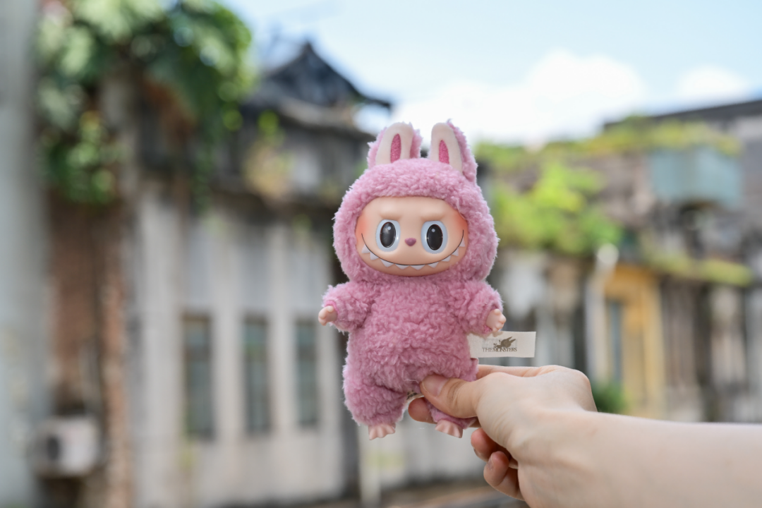 網(wǎng)友攜LABUBU打卡東莞石龍騎樓。