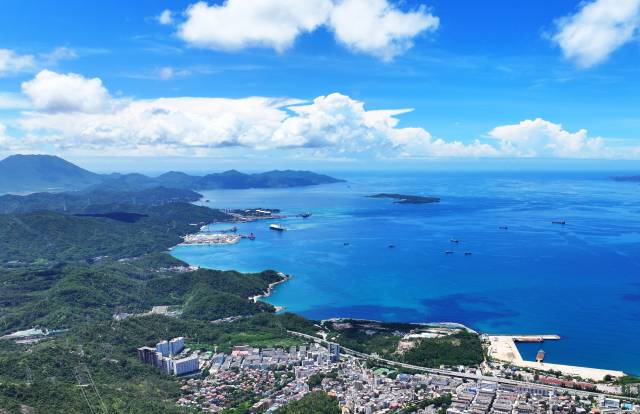 2025年6月10日，深圳，國家管網(wǎng)集團深圳大鵬液化天然氣應(yīng)急調(diào)峰站接收站一期工程項目。來源：新華社
