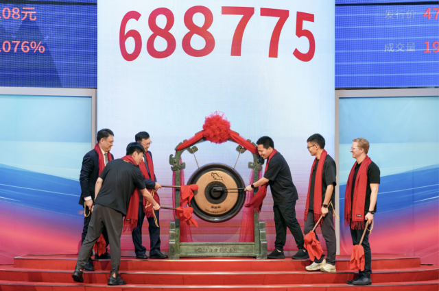 6月11日，影石創(chuàng)新正式登陸A股