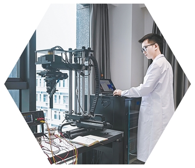  香港城市大學(xué)物質(zhì)科學(xué)研究院（福田）的工程師在對所研制部件進(jìn)行精密測量。受訪者提供