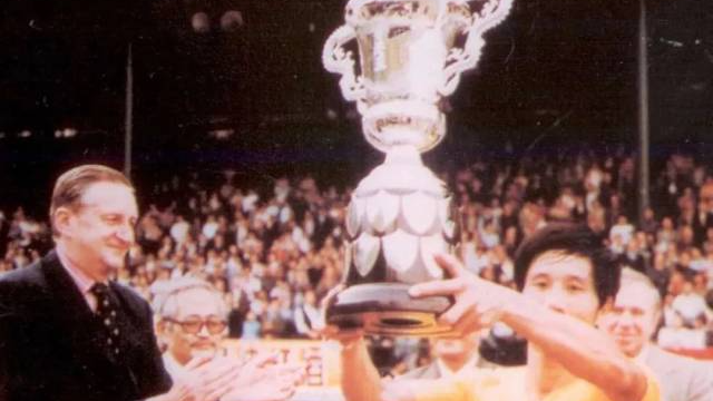 1979年，廣東隊隊長何佳在香港捧起首屆省港杯冠軍獎杯。圖源網(wǎng)絡