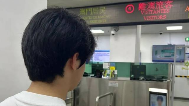 離澳旅客使用“無(wú)感通行”功能入閘。