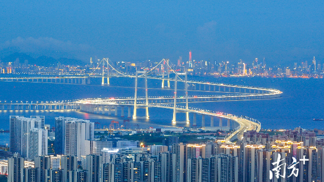 深中通道，宛如一條巨龍橫臥在伶仃洋上