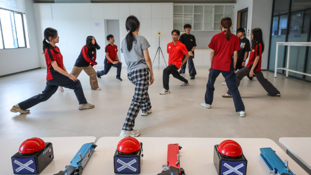 圖為廣東現(xiàn)代五項運動協(xié)會教練員滕澤華（中）帶領(lǐng)廣州市中黃港澳子弟學(xué)校學(xué)生進行拉伸訓(xùn)練