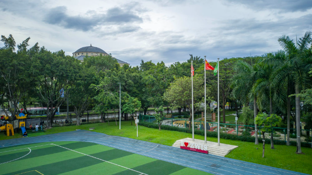 圖為6月19日拍攝的廣州市中黃港澳子弟學(xué)校操場（無人機照片）