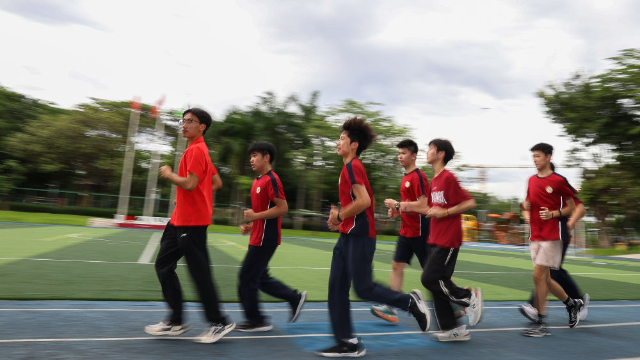 圖為廣東現(xiàn)代五項運動協(xié)會教練員滕澤華（左一）帶領(lǐng)廣州市中黃港澳子弟學(xué)校學(xué)生進行慢跑訓(xùn)練