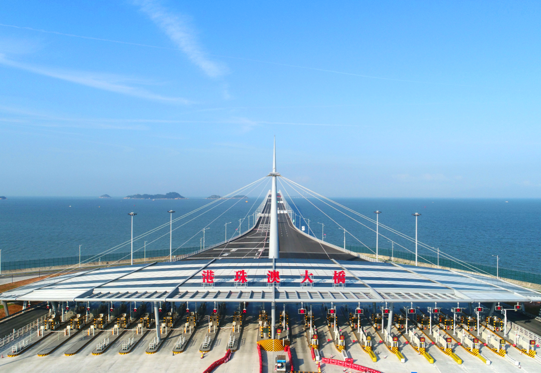 港珠澳大橋總長(zhǎng)約55公里，跨越伶仃洋，東接香港，西接廣東珠海和澳門，打通了珠江口東西兩岸的交通大動(dòng)脈，大橋開通后，從香港到珠海、澳門從3個(gè)小時(shí)縮短至約45分鐘，使粵港澳三地加快形成“1小時(shí)生活圈”，對(duì)提升珠江三角洲地區(qū)的綜合競(jìng)爭(zhēng)力，保持港澳的長(zhǎng)期繁榮穩(wěn)定，打造粵港澳大灣區(qū)具有重要戰(zhàn)略意義。