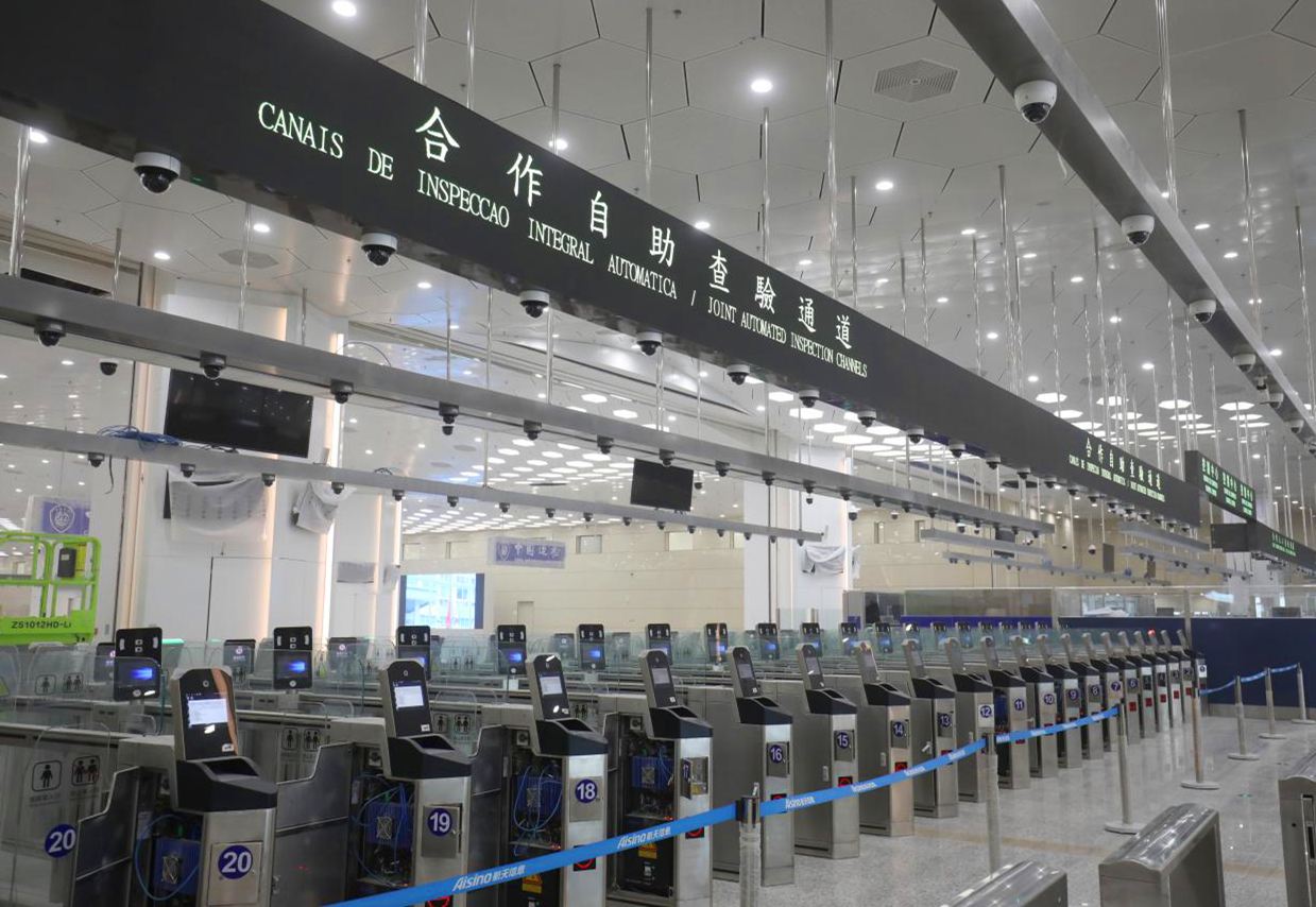 新橫琴口岸開創(chuàng)了全國口岸建設(shè)法律授權(quán)的先河。2020年3月，國務(wù)院印發(fā)《國務(wù)院關(guān)于同意啟用橫琴口岸澳方口岸區(qū)及相關(guān)延伸區(qū)旅檢區(qū)域的批復(fù)》，同意橫琴口岸澳方口岸區(qū)及相關(guān)延伸區(qū)旅檢區(qū)域自2020年3月18日零時起啟用，并適用澳門特別行政區(qū)法律實(shí)施管轄。